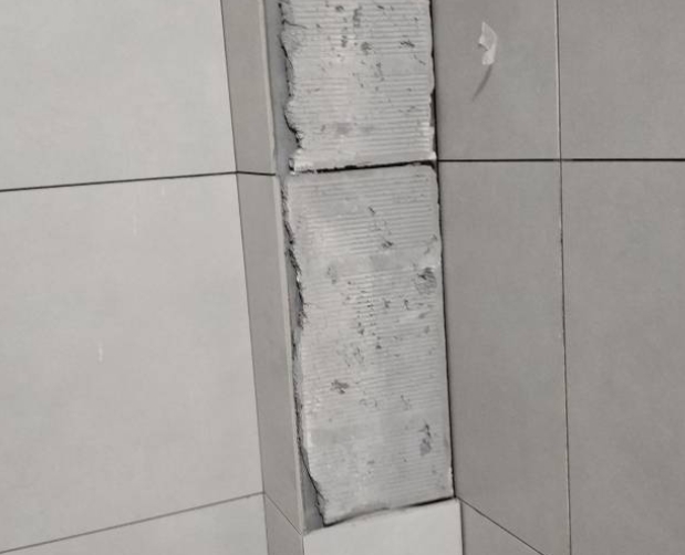 吉隆瓷砖空鼓维修公司分享下瓷砖施工前基层浇水润湿程度不足，可能导致以下问题
